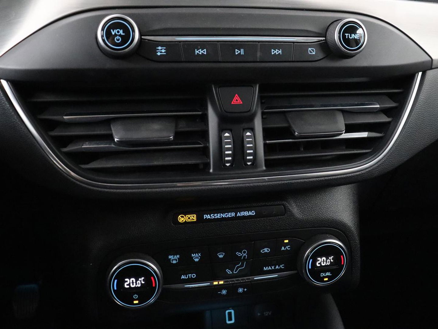 Ford Focus 1.0 EcoBoost Titanium | Adaptive cruise | Carplay | Navigatie | Keyless | Full LED | Climate control | Getint glas | Parkeerhulp