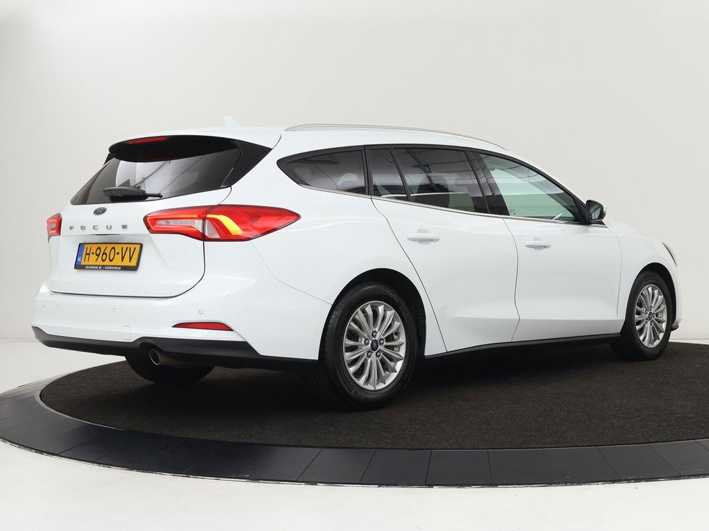 Ford Focus 1.0 EcoBoost Titanium | Adaptive cruise | Carplay | Navigatie | Keyless | Full LED | Climate control | Getint glas | Parkeerhulp