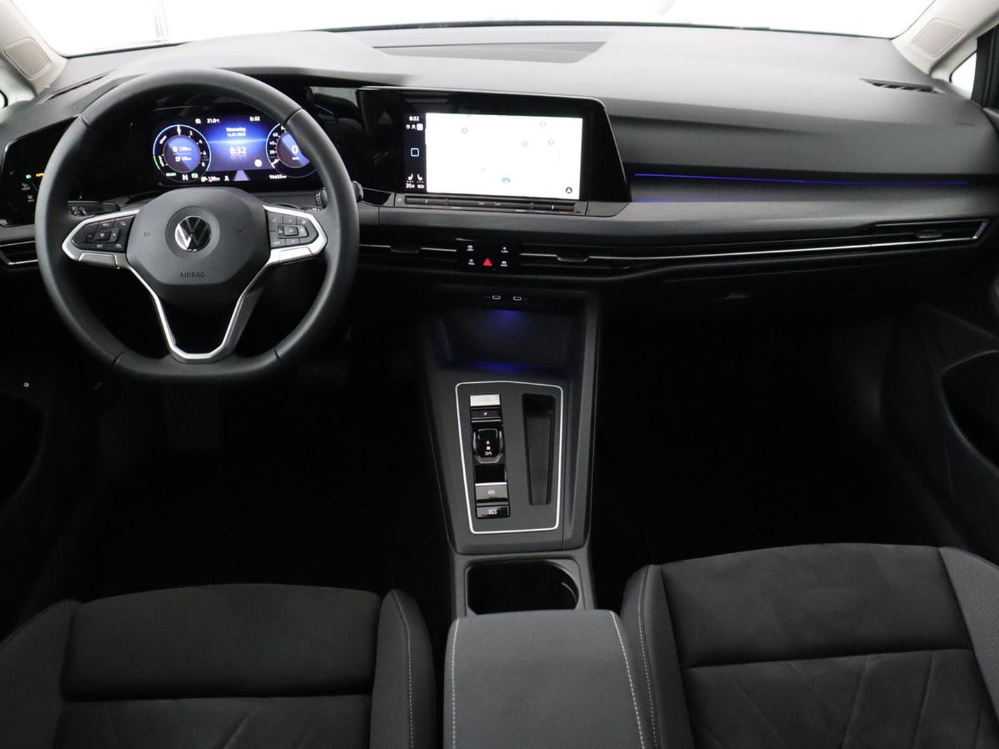 Volkswagen Golf 1.4 eHybrid Style | Stoel & stuurverwarming | Carplay | Trekhaak | Sfeerverlichting | Massage | Memory | Parkeerhulp | Navigatie | Full LED | Adaptive cruise