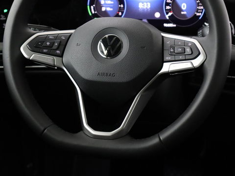 Volkswagen Golf 1.4 eHybrid Style | Stoel & stuurverwarming | Carplay | Trekhaak | Sfeerverlichting | Massage | Memory | Parkeerhulp | Navigatie | Full LED | Adaptive cruise