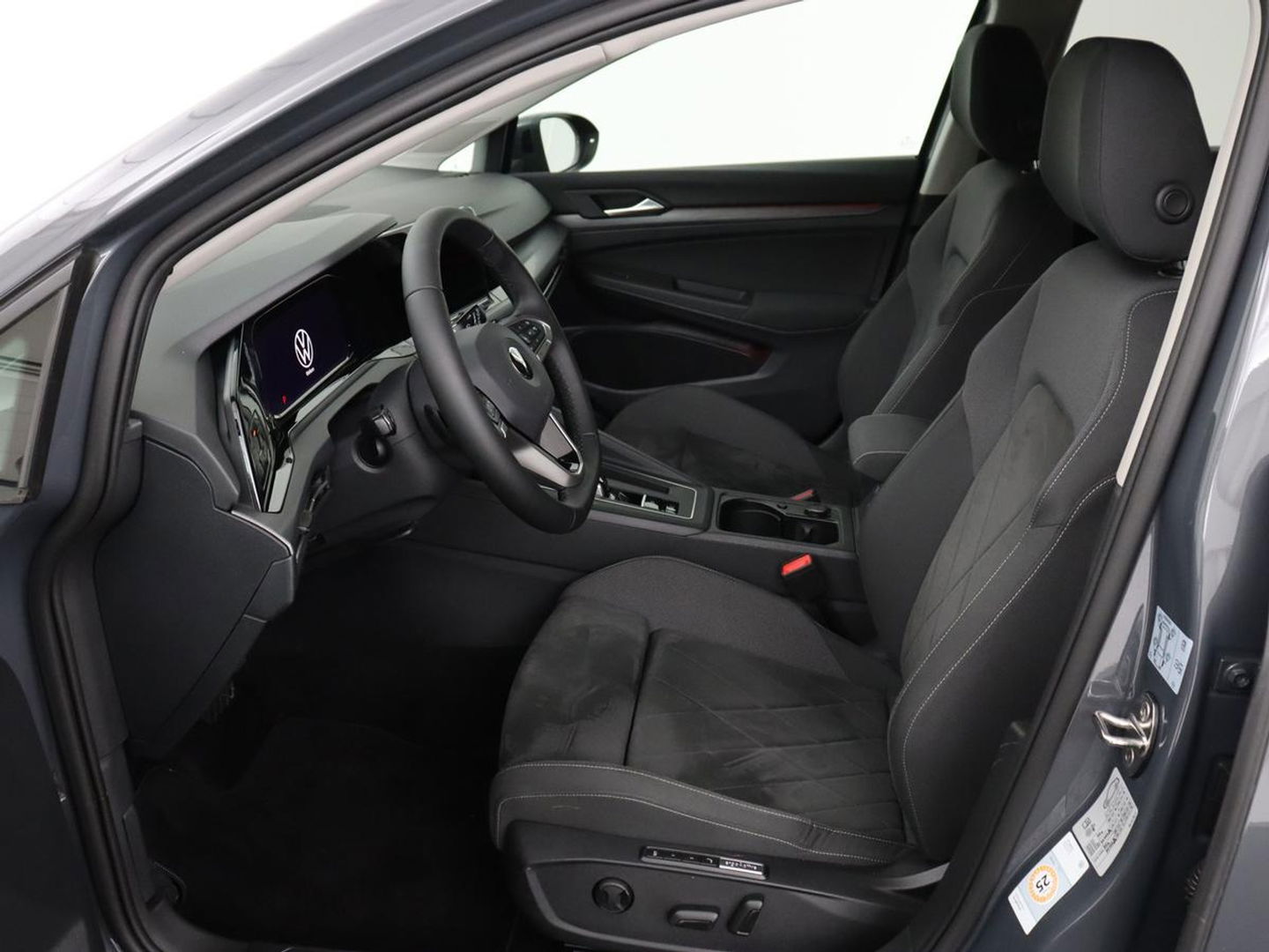Volkswagen Golf 1.4 eHybrid Style | Stoel & stuurverwarming | Carplay | Trekhaak | Sfeerverlichting | Massage | Memory | Parkeerhulp | Navigatie | Full LED | Adaptive cruise