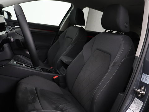 Volkswagen Golf 1.4 eHybrid Style | Stoel & stuurverwarming | Carplay | Trekhaak | Sfeerverlichting | Massage | Memory | Parkeerhulp | Navigatie | Full LED | Adaptive cruise