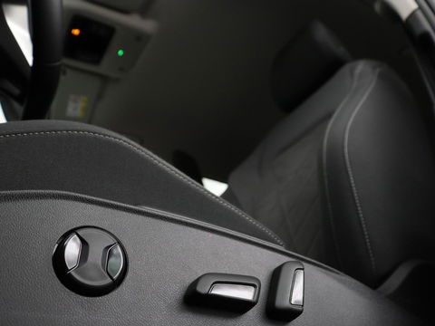 Volkswagen Golf 1.4 eHybrid Style | Stoel & stuurverwarming | Carplay | Trekhaak | Sfeerverlichting | Massage | Memory | Parkeerhulp | Navigatie | Full LED | Adaptive cruise