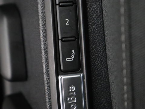Volkswagen Golf 1.4 eHybrid Style | Stoel & stuurverwarming | Carplay | Trekhaak | Sfeerverlichting | Massage | Memory | Parkeerhulp | Navigatie | Full LED | Adaptive cruise