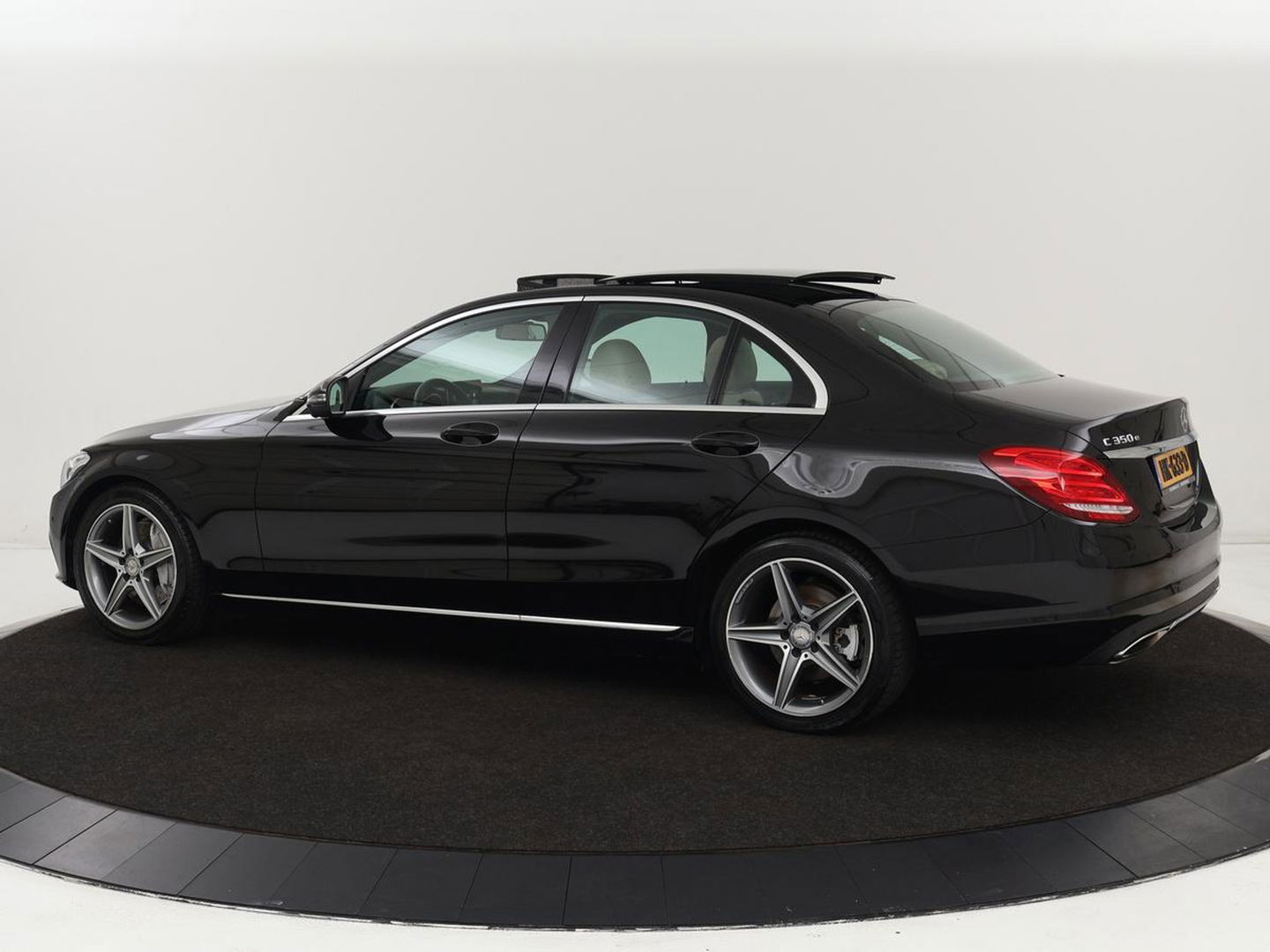 Mercedes-Benz C-Klasse 350e Avantgarde | Panoramadak | Adaptive cruise | 360 Camera | Leder | Burmester | Stoelverwarming | Full LED | Luchtvering | Navigatie | Climate control | Bluetooth