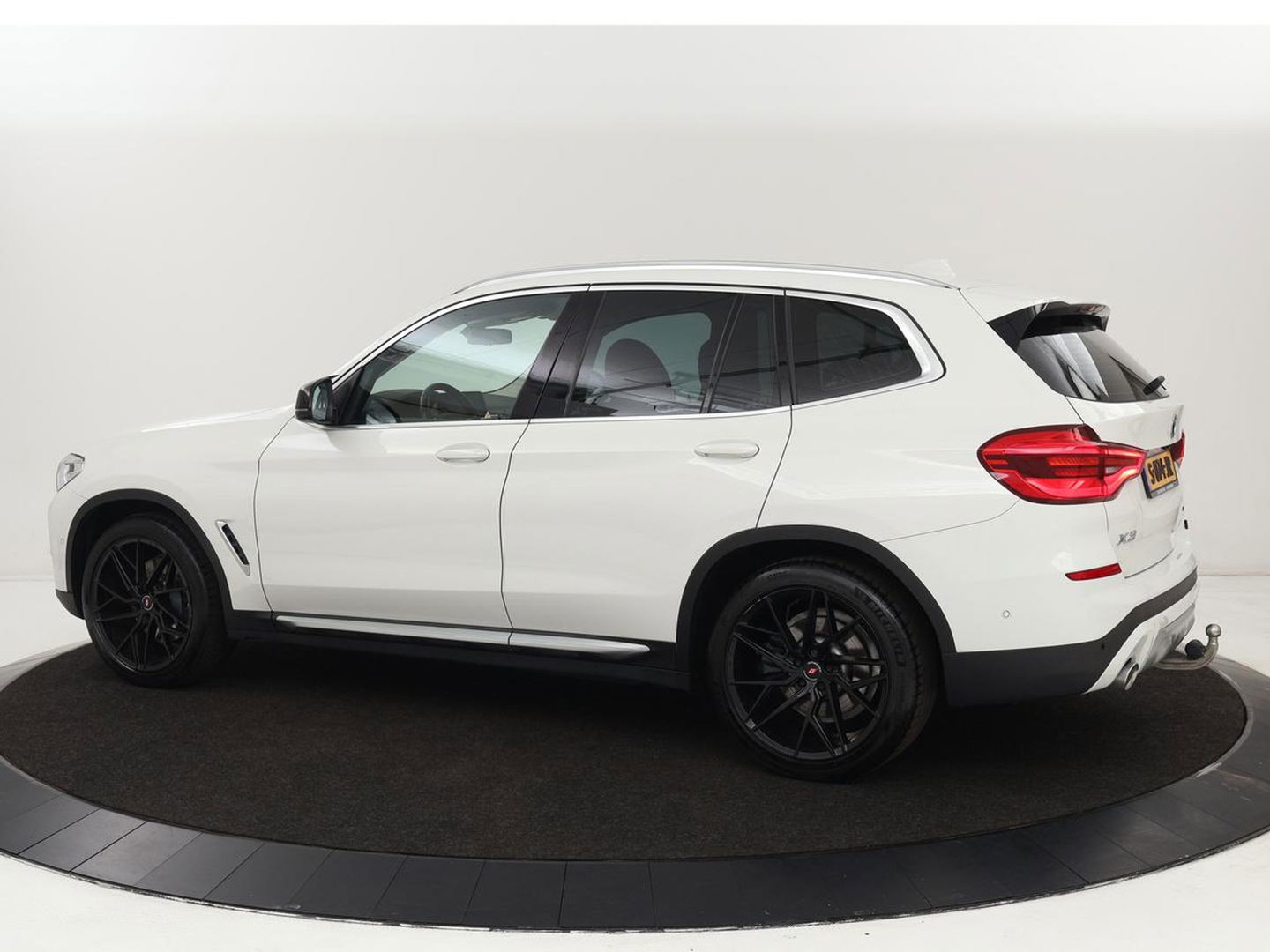 BMW X3 xDrive30i High Executive | Adaptive cruise | Head-Up | Leder | Carplay | Trekhaak | Camera | Stoelverwarming | Live Cockpit | 20'' lichtmetalen velgen | Keyless | Sportstoelen | Full LED | Navigatie