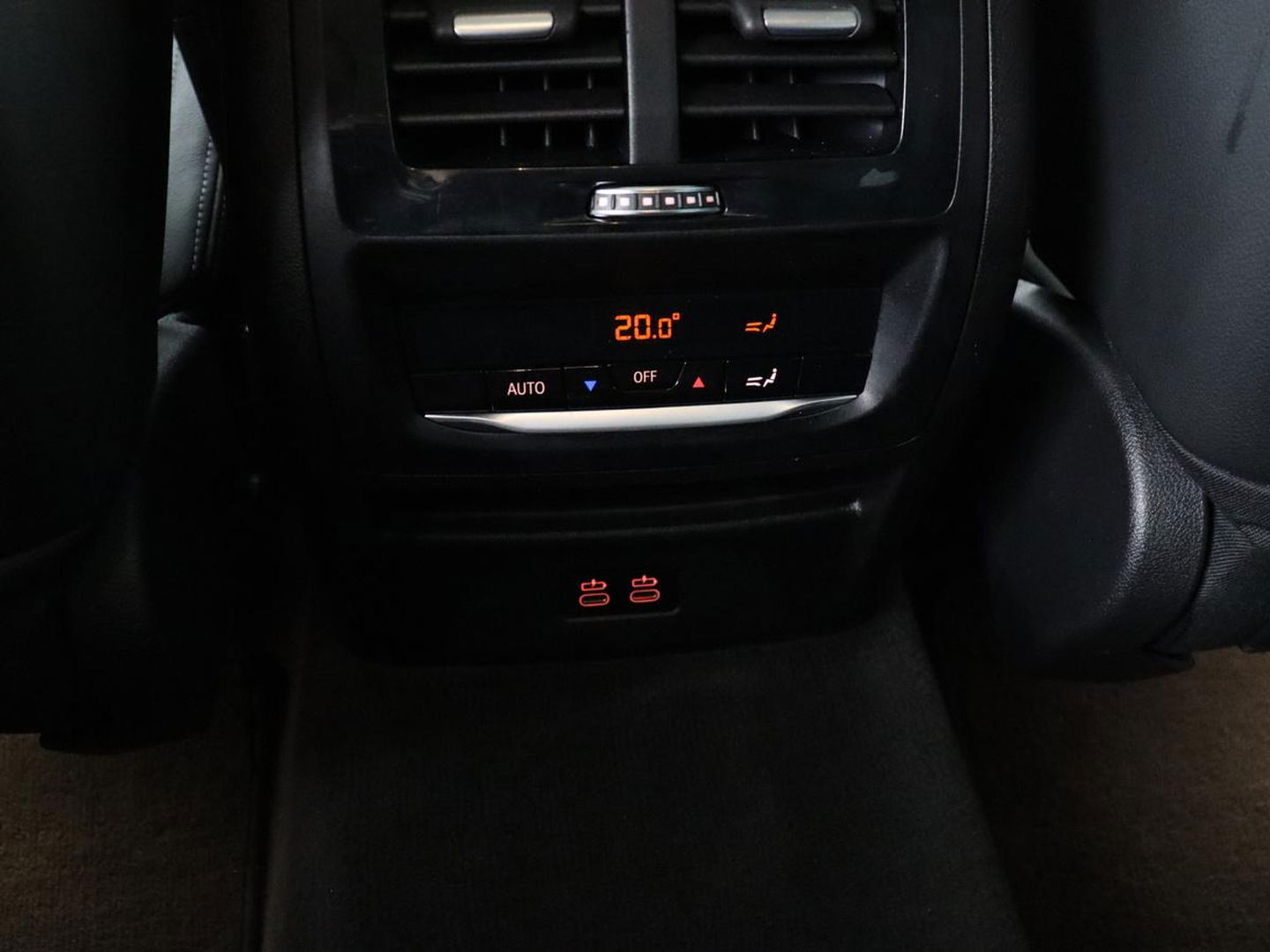 BMW X3 xDrive30i High Executive | Adaptive cruise | Head-Up | Leder | Carplay | Trekhaak | Camera | Stoelverwarming | Live Cockpit | 20'' lichtmetalen velgen | Keyless | Sportstoelen | Full LED | Navigatie
