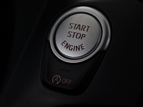 BMW X3 xDrive30i High Executive | Adaptive cruise | Head-Up | Leder | Carplay | Trekhaak | Camera | Stoelverwarming | Live Cockpit | 20'' lichtmetalen velgen | Keyless | Sportstoelen | Full LED | Navigatie