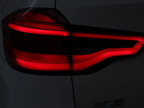 BMW X3 xDrive30i High Executive | Adaptive cruise | Head-Up | Leder | Carplay | Trekhaak | Camera | Stoelverwarming | Live Cockpit | 20'' lichtmetalen velgen | Keyless | Sportstoelen | Full LED | Navigatie