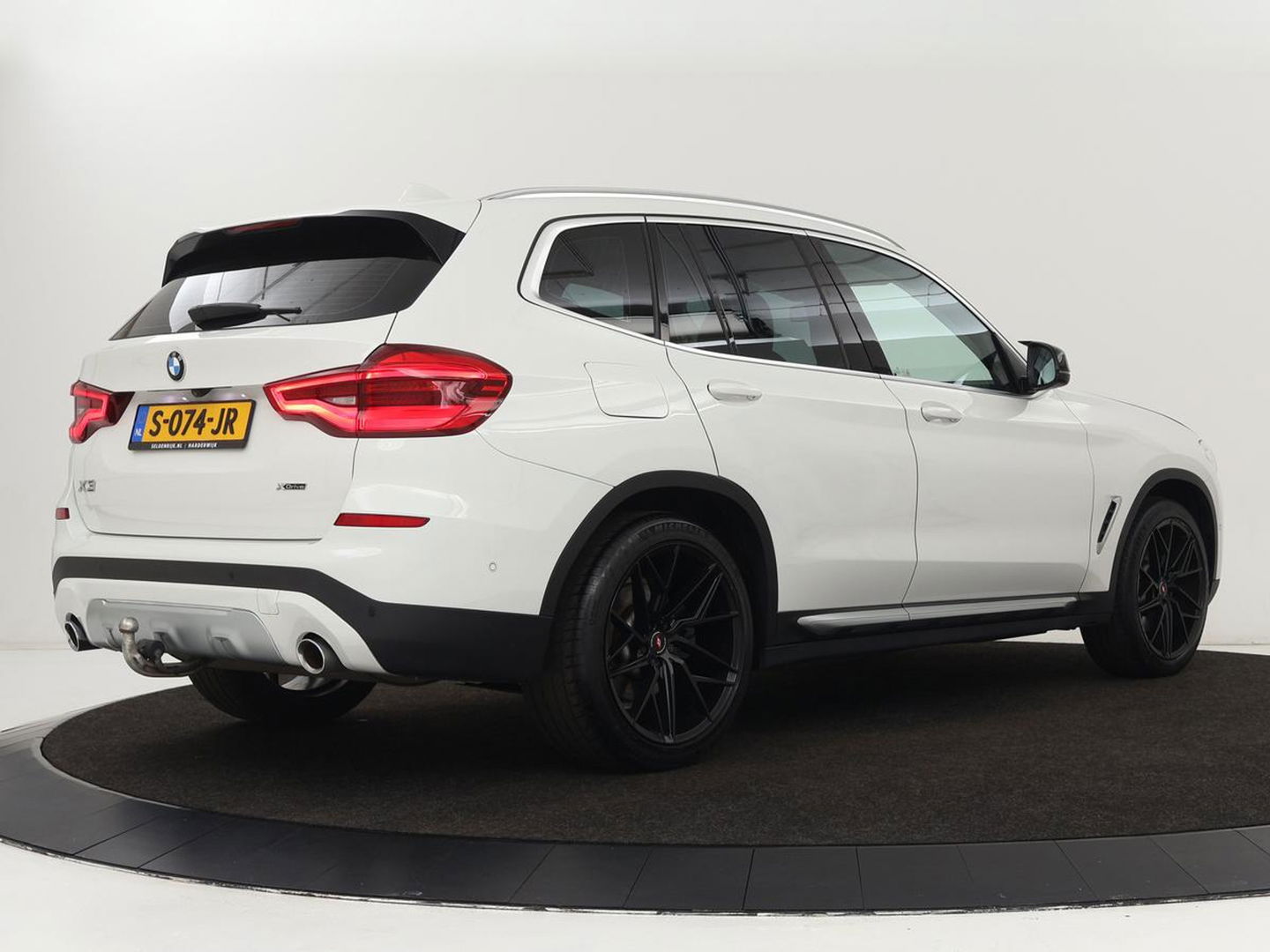 BMW X3 xDrive30i High Executive | Adaptive cruise | Head-Up | Leder | Carplay | Trekhaak | Camera | Stoelverwarming | Live Cockpit | 20'' lichtmetalen velgen | Keyless | Sportstoelen | Full LED | Navigatie