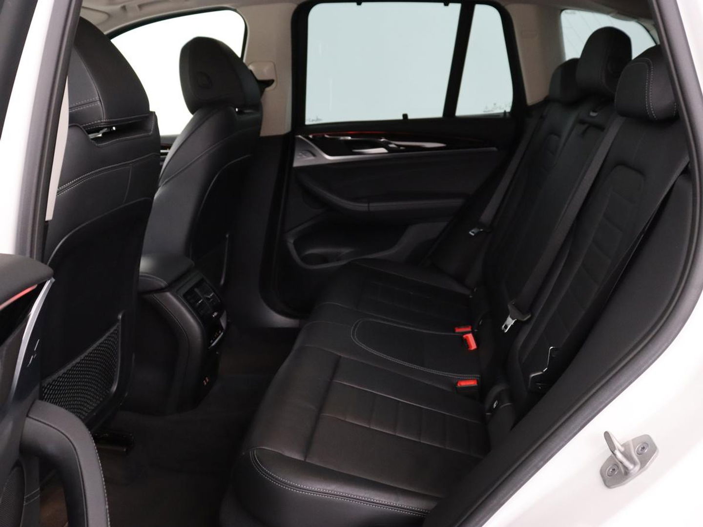 BMW X3 xDrive30i High Executive | Adaptive cruise | Head-Up | Leder | Carplay | Trekhaak | Camera | Stoelverwarming | Live Cockpit | 20'' lichtmetalen velgen | Keyless | Sportstoelen | Full LED | Navigatie