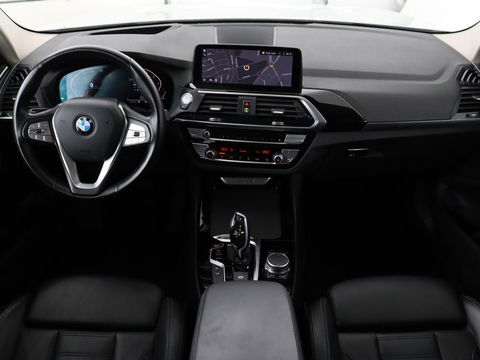 BMW X3 xDrive30i High Executive | Adaptive cruise | Head-Up | Leder | Carplay | Trekhaak | Camera | Stoelverwarming | Live Cockpit | 20'' lichtmetalen velgen | Keyless | Sportstoelen | Full LED | Navigatie