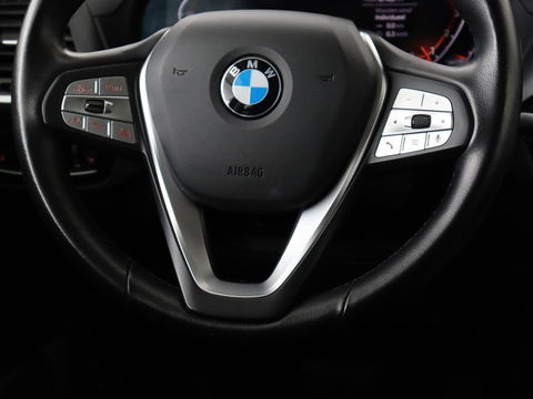 BMW X3 xDrive30i High Executive | Adaptive cruise | Head-Up | Leder | Carplay | Trekhaak | Camera | Stoelverwarming | Live Cockpit | 20'' lichtmetalen velgen | Keyless | Sportstoelen | Full LED | Navigatie