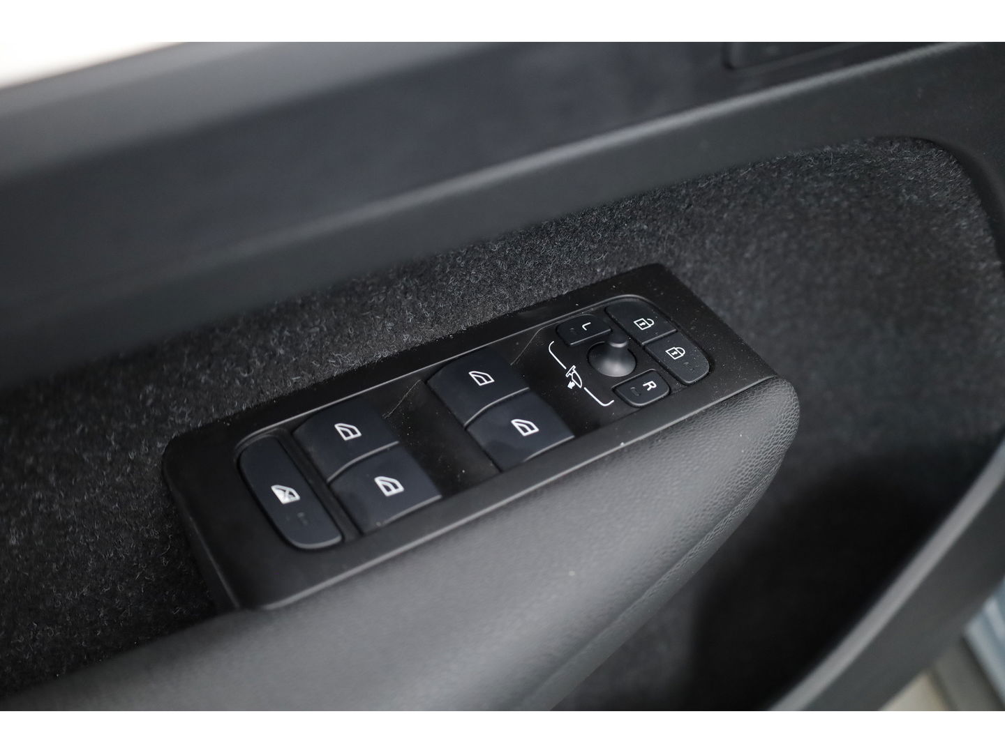 Volvo XC40 1.5 T5 Recharge R-Design | Elek. stoel met mem. | ACC | Blis | Trekhaak | Apple Carplay |