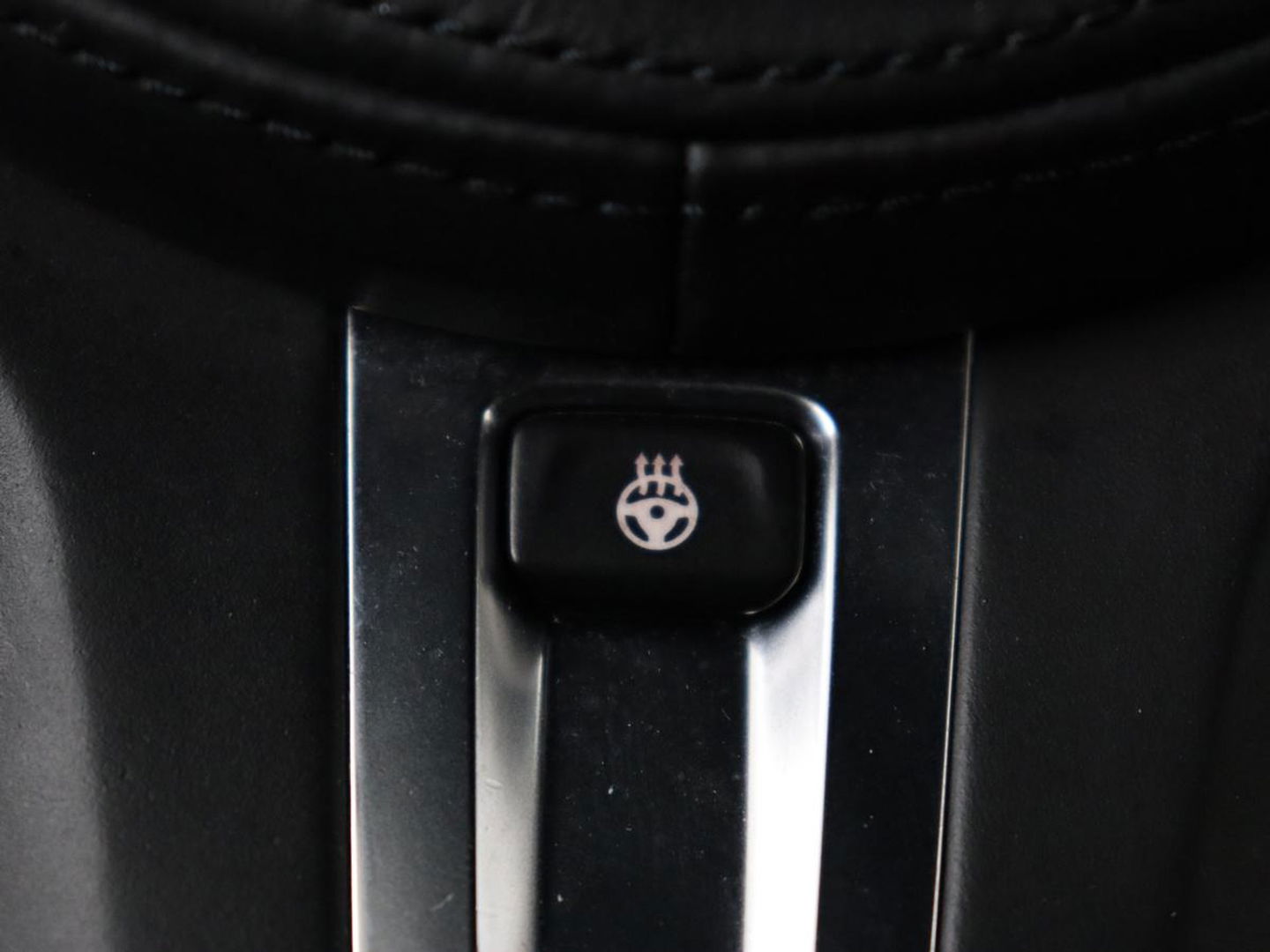 BMW 3-serie 320e M-Sport | Panoramadak | Adaptive cruise | Leder | Trekhaak | Head-Up | Camera | Stoel & stuurverwarming | Carplay | Navigatie | Sfeerverlichting | Live Cockpit