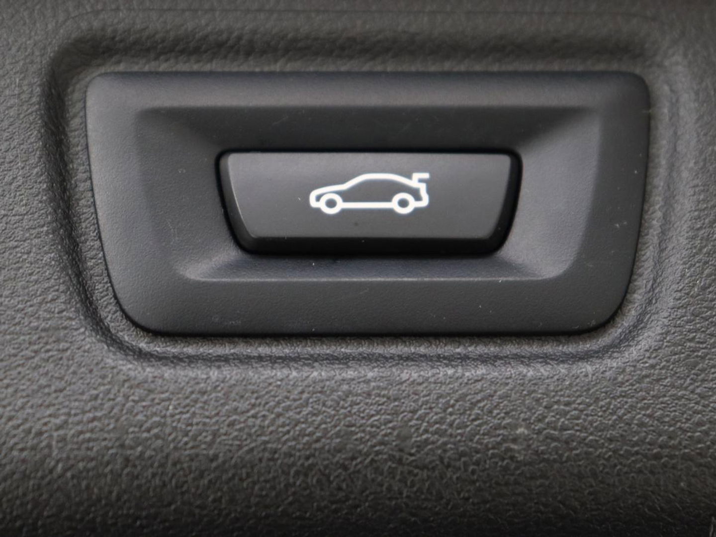 BMW 3-serie 320e M-Sport | Panoramadak | Adaptive cruise | Leder | Trekhaak | Head-Up | Camera | Stoel & stuurverwarming | Carplay | Navigatie | Sfeerverlichting | Live Cockpit