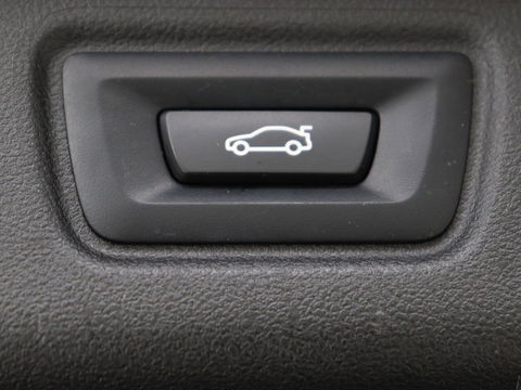 BMW 3-serie 320e M-Sport | Panoramadak | Adaptive cruise | Leder | Trekhaak | Head-Up | Camera | Stoel & stuurverwarming | Carplay | Navigatie | Sfeerverlichting | Live Cockpit