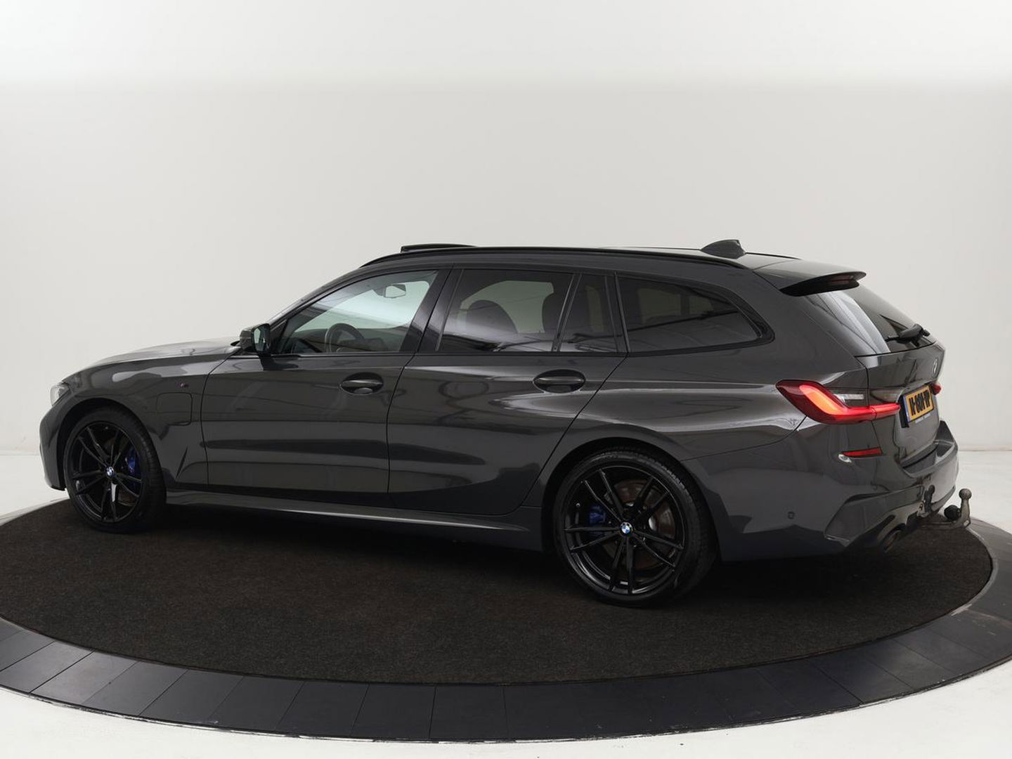 BMW 3-serie 320e M-Sport | Panoramadak | Adaptive cruise | Leder | Trekhaak | Head-Up | Camera | Stoel & stuurverwarming | Carplay | Navigatie | Sfeerverlichting | Live Cockpit