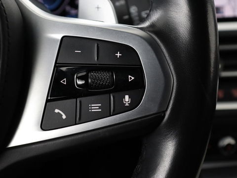 BMW 3-serie 320e M-Sport | Panoramadak | Adaptive cruise | Leder | Trekhaak | Head-Up | Camera | Stoel & stuurverwarming | Carplay | Navigatie | Sfeerverlichting | Live Cockpit