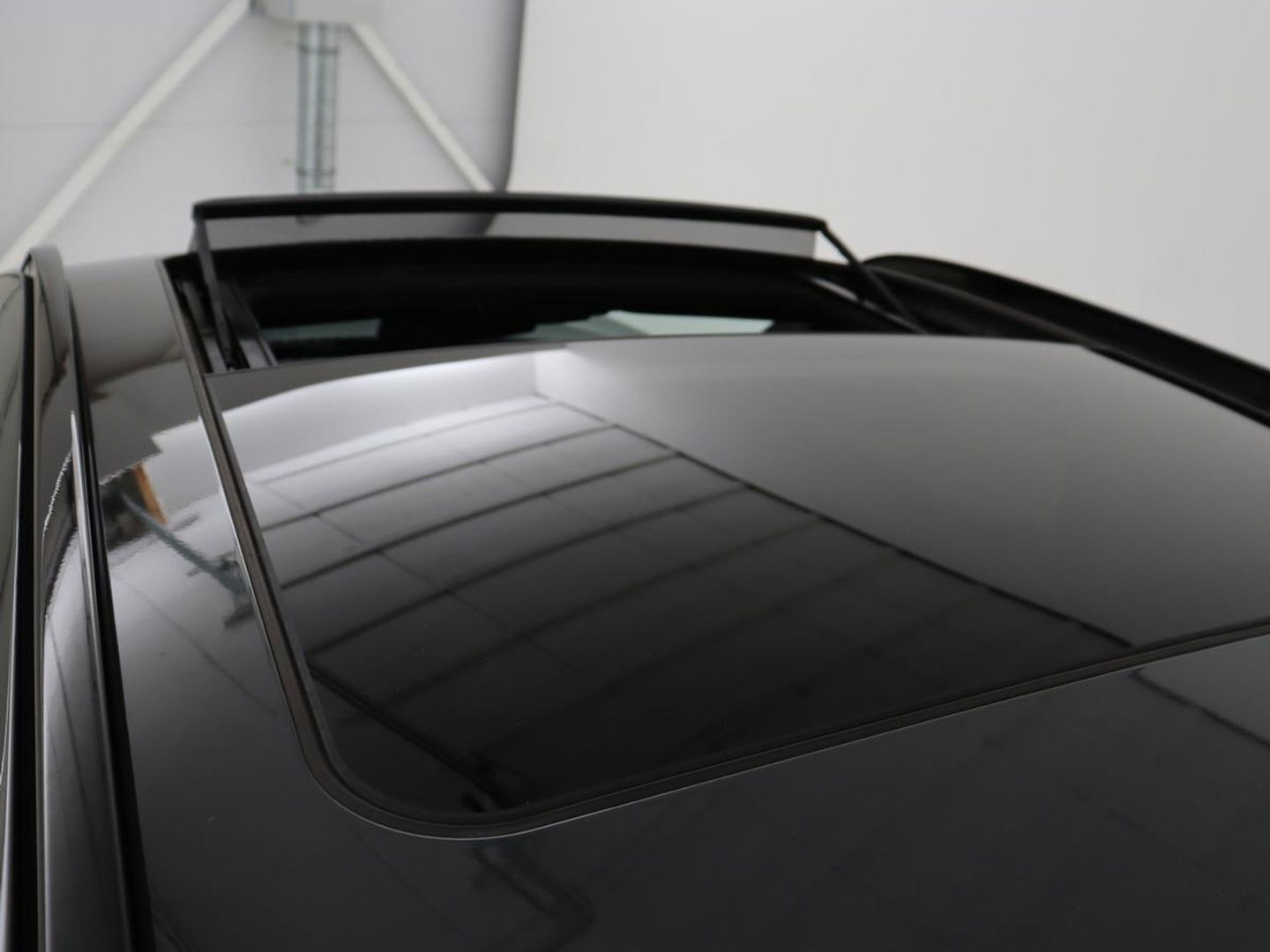 BMW 3-serie 320e M-Sport | Panoramadak | Adaptive cruise | Leder | Trekhaak | Head-Up | Camera | Stoel & stuurverwarming | Carplay | Navigatie | Sfeerverlichting | Live Cockpit