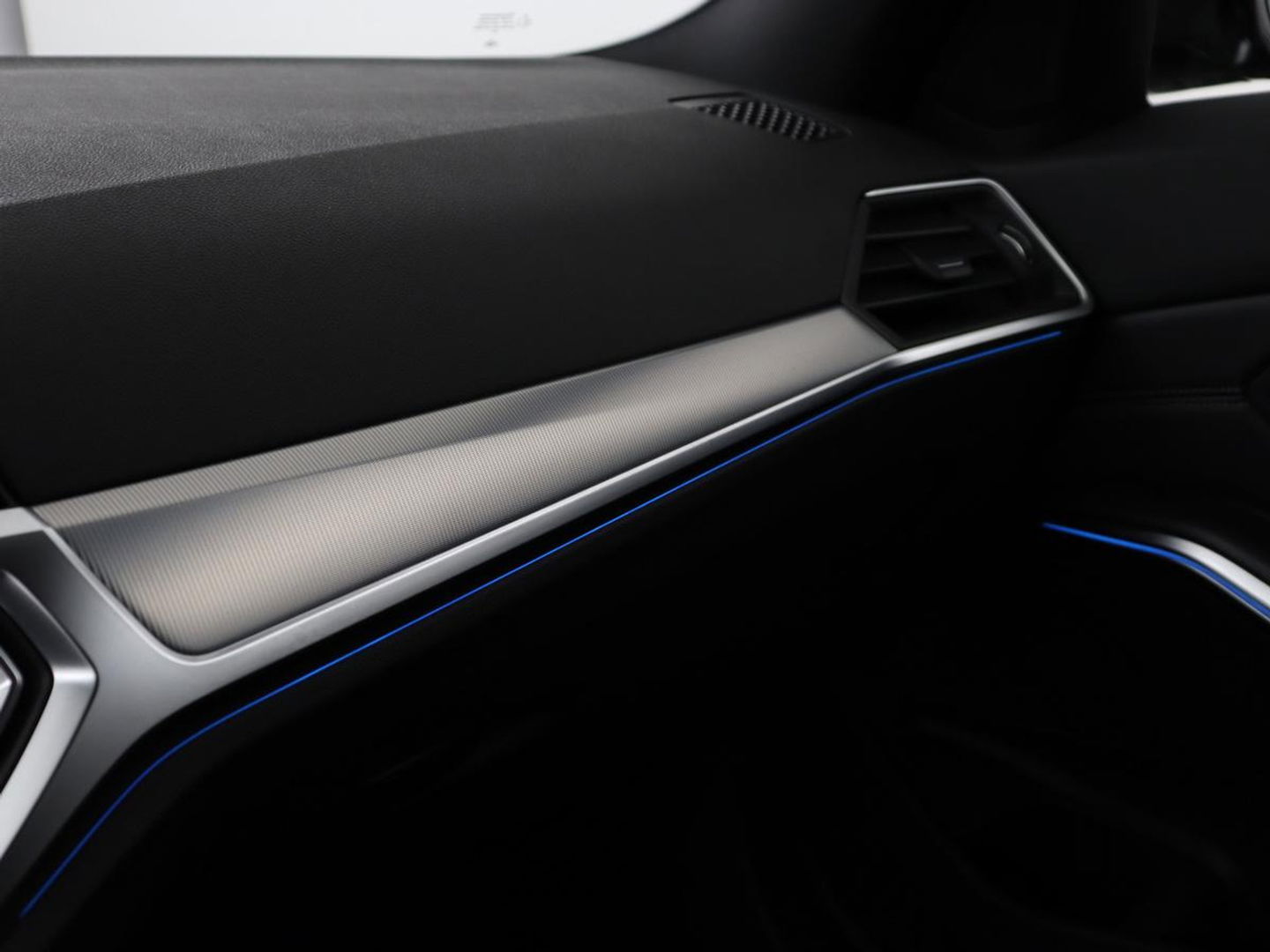 BMW 3-serie 320e M-Sport | Panoramadak | Adaptive cruise | Leder | Trekhaak | Head-Up | Camera | Stoel & stuurverwarming | Carplay | Navigatie | Sfeerverlichting | Live Cockpit