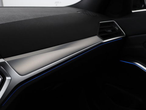 BMW 3-serie 320e M-Sport | Panoramadak | Adaptive cruise | Leder | Trekhaak | Head-Up | Camera | Stoel & stuurverwarming | Carplay | Navigatie | Sfeerverlichting | Live Cockpit