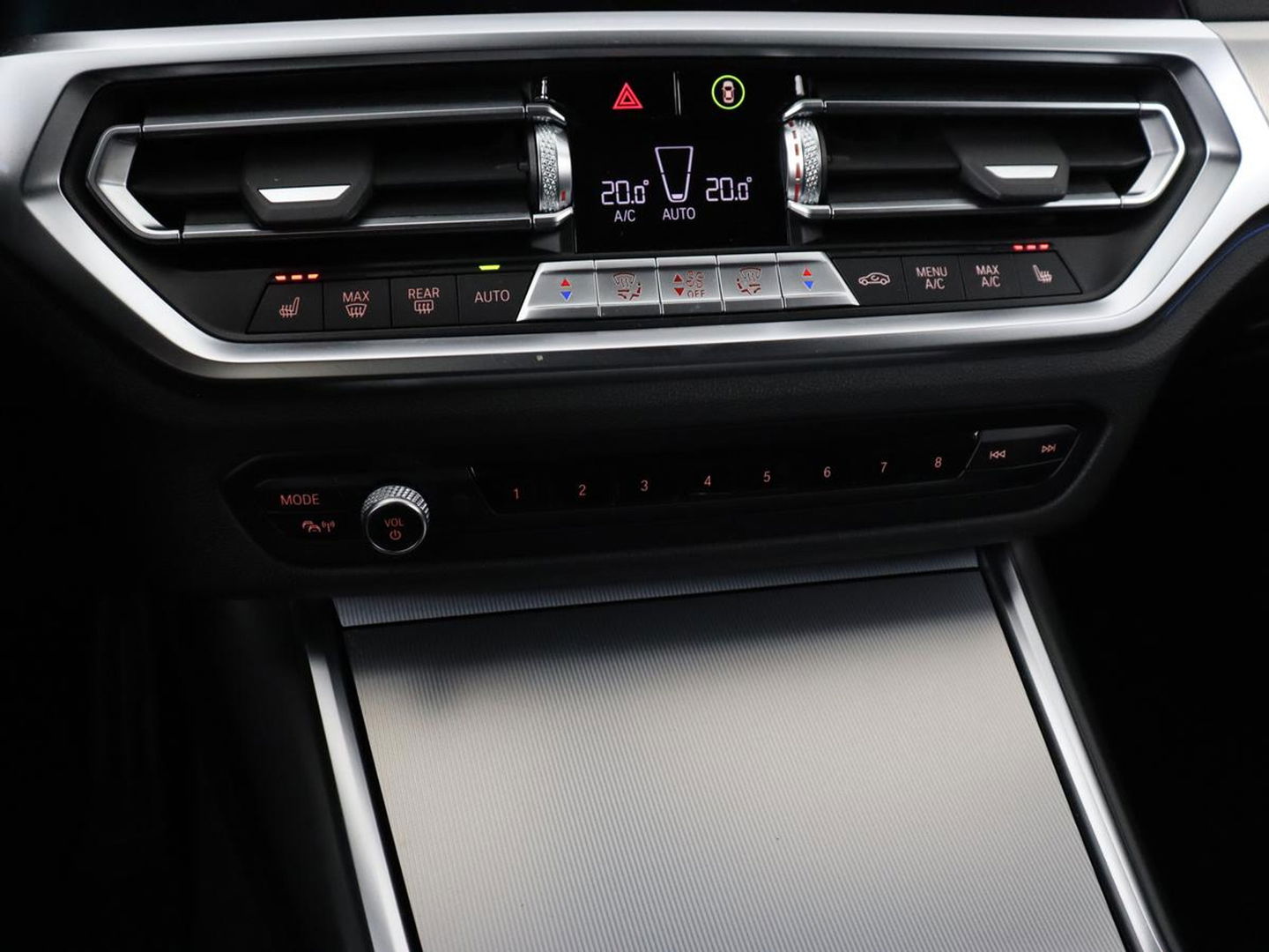 BMW 3-serie 320e M-Sport | Panoramadak | Adaptive cruise | Leder | Trekhaak | Head-Up | Camera | Stoel & stuurverwarming | Carplay | Navigatie | Sfeerverlichting | Live Cockpit