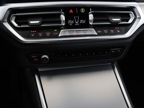 BMW 3-serie 320e M-Sport | Panoramadak | Adaptive cruise | Leder | Trekhaak | Head-Up | Camera | Stoel & stuurverwarming | Carplay | Navigatie | Sfeerverlichting | Live Cockpit