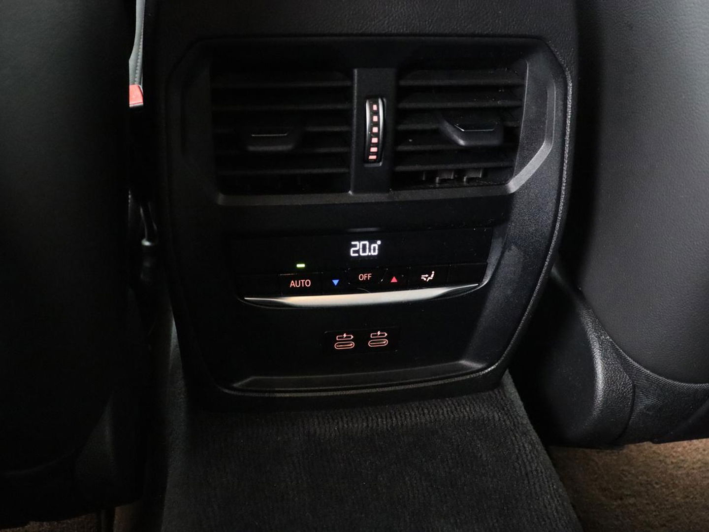BMW 3-serie 320e M-Sport | Panoramadak | Adaptive cruise | Leder | Trekhaak | Head-Up | Camera | Stoel & stuurverwarming | Carplay | Navigatie | Sfeerverlichting | Live Cockpit