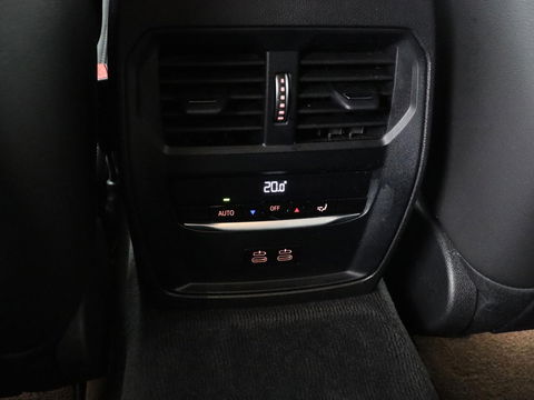 BMW 3-serie 320e M-Sport | Panoramadak | Adaptive cruise | Leder | Trekhaak | Head-Up | Camera | Stoel & stuurverwarming | Carplay | Navigatie | Sfeerverlichting | Live Cockpit