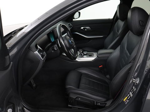 BMW 3-serie 320e M-Sport | Panoramadak | Adaptive cruise | Leder | Trekhaak | Head-Up | Camera | Stoel & stuurverwarming | Carplay | Navigatie | Sfeerverlichting | Live Cockpit
