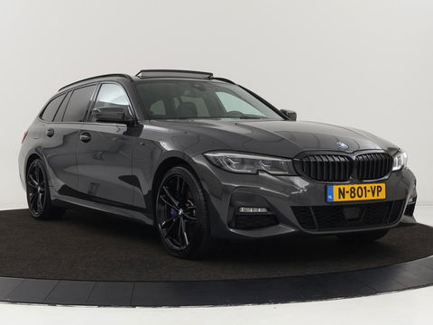 BMW 3-serie 320e M-Sport | Panoramadak | Adaptive cruise | Leder | Trekhaak | Head-Up | Camera | Stoel & stuurverwarming | Carplay | Navigatie | Sfeerverlichting | Live Cockpit