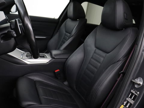 BMW 3-serie 320e M-Sport | Panoramadak | Adaptive cruise | Leder | Trekhaak | Head-Up | Camera | Stoel & stuurverwarming | Carplay | Navigatie | Sfeerverlichting | Live Cockpit