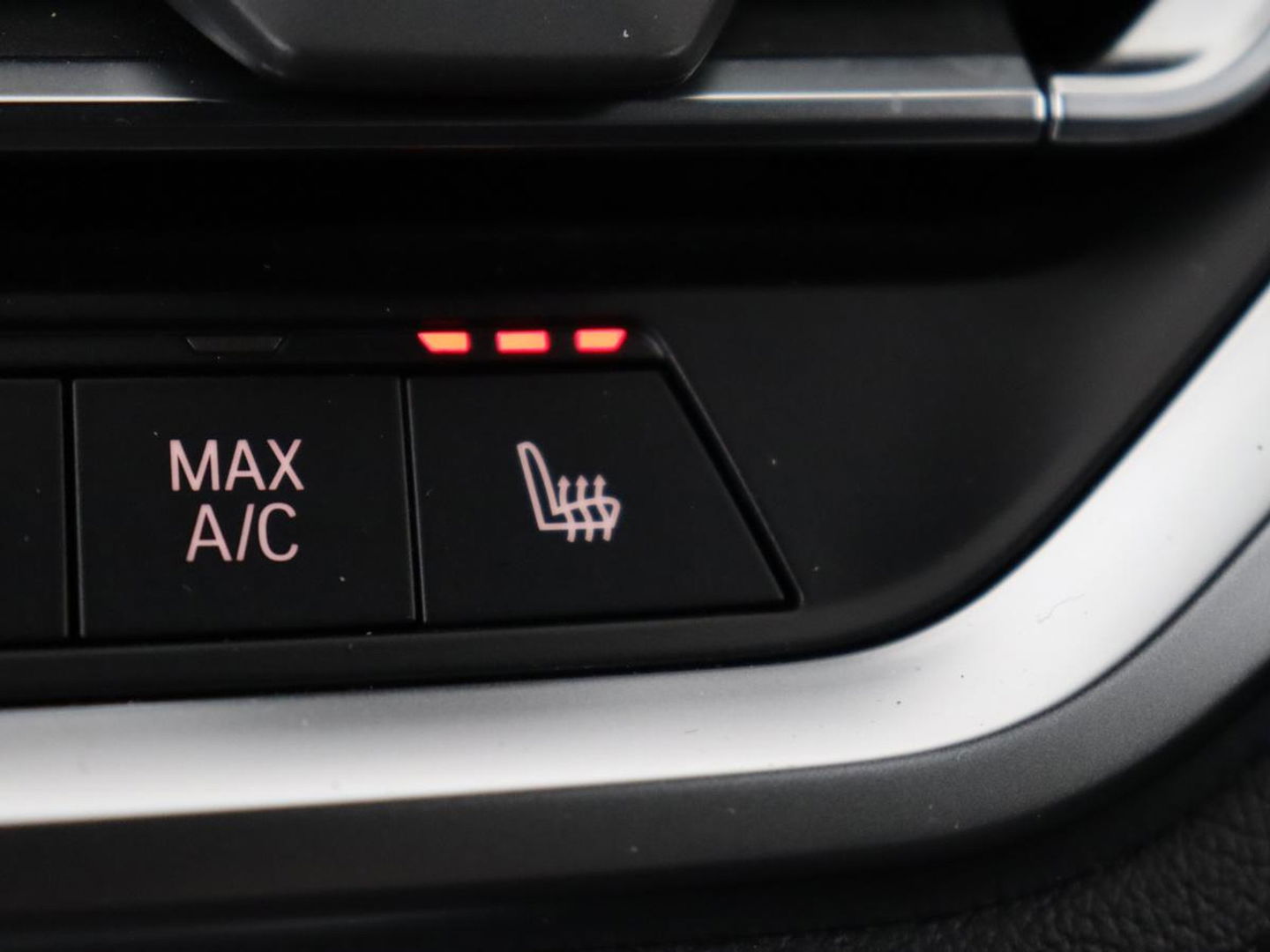 BMW 3-serie 320e M-Sport | Panoramadak | Adaptive cruise | Leder | Trekhaak | Head-Up | Camera | Stoel & stuurverwarming | Carplay | Navigatie | Sfeerverlichting | Live Cockpit