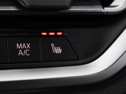 BMW 3-serie 320e M-Sport | Panoramadak | Adaptive cruise | Leder | Trekhaak | Head-Up | Camera | Stoel & stuurverwarming | Carplay | Navigatie | Sfeerverlichting | Live Cockpit