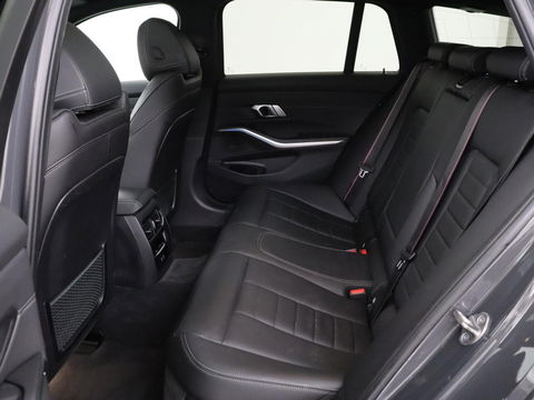 BMW 3-serie 320e M-Sport | Panoramadak | Adaptive cruise | Leder | Trekhaak | Head-Up | Camera | Stoel & stuurverwarming | Carplay | Navigatie | Sfeerverlichting | Live Cockpit