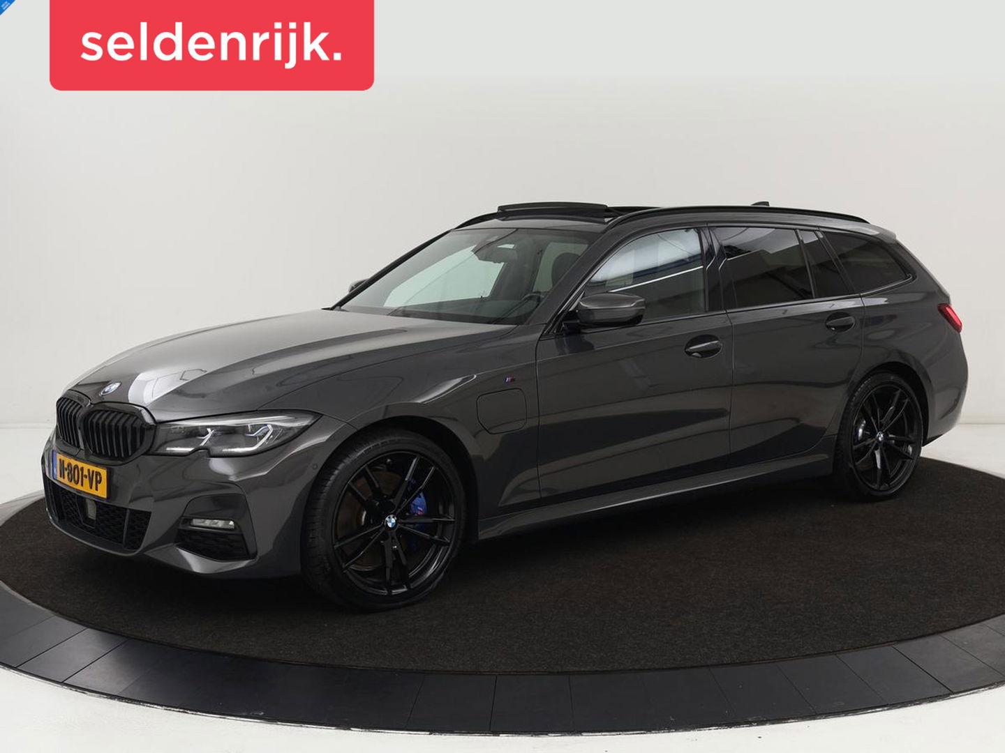 BMW 3-serie 320e M-Sport | Panoramadak | Adaptive cruise | Leder | Trekhaak | Head-Up | Camera | Stoel & stuurverwarming | Carplay | Navigatie | Sfeerverlichting | Live Cockpit