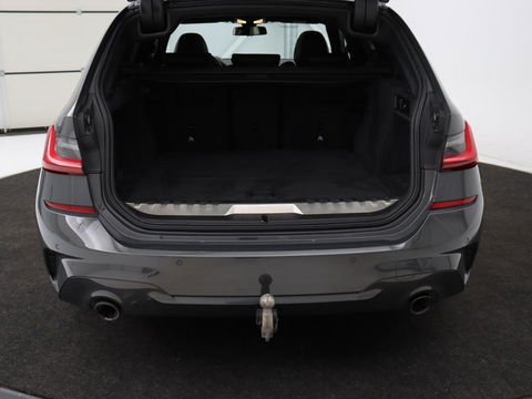 BMW 3-serie 320e M-Sport | Panoramadak | Adaptive cruise | Leder | Trekhaak | Head-Up | Camera | Stoel & stuurverwarming | Carplay | Navigatie | Sfeerverlichting | Live Cockpit