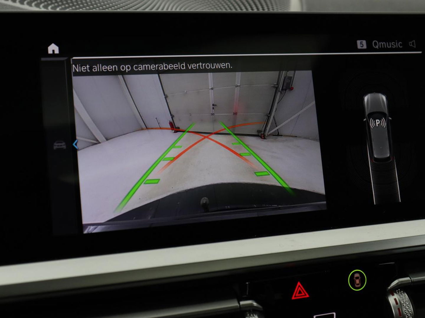BMW 3-serie 320e M-Sport | Panoramadak | Adaptive cruise | Leder | Trekhaak | Head-Up | Camera | Stoel & stuurverwarming | Carplay | Navigatie | Sfeerverlichting | Live Cockpit