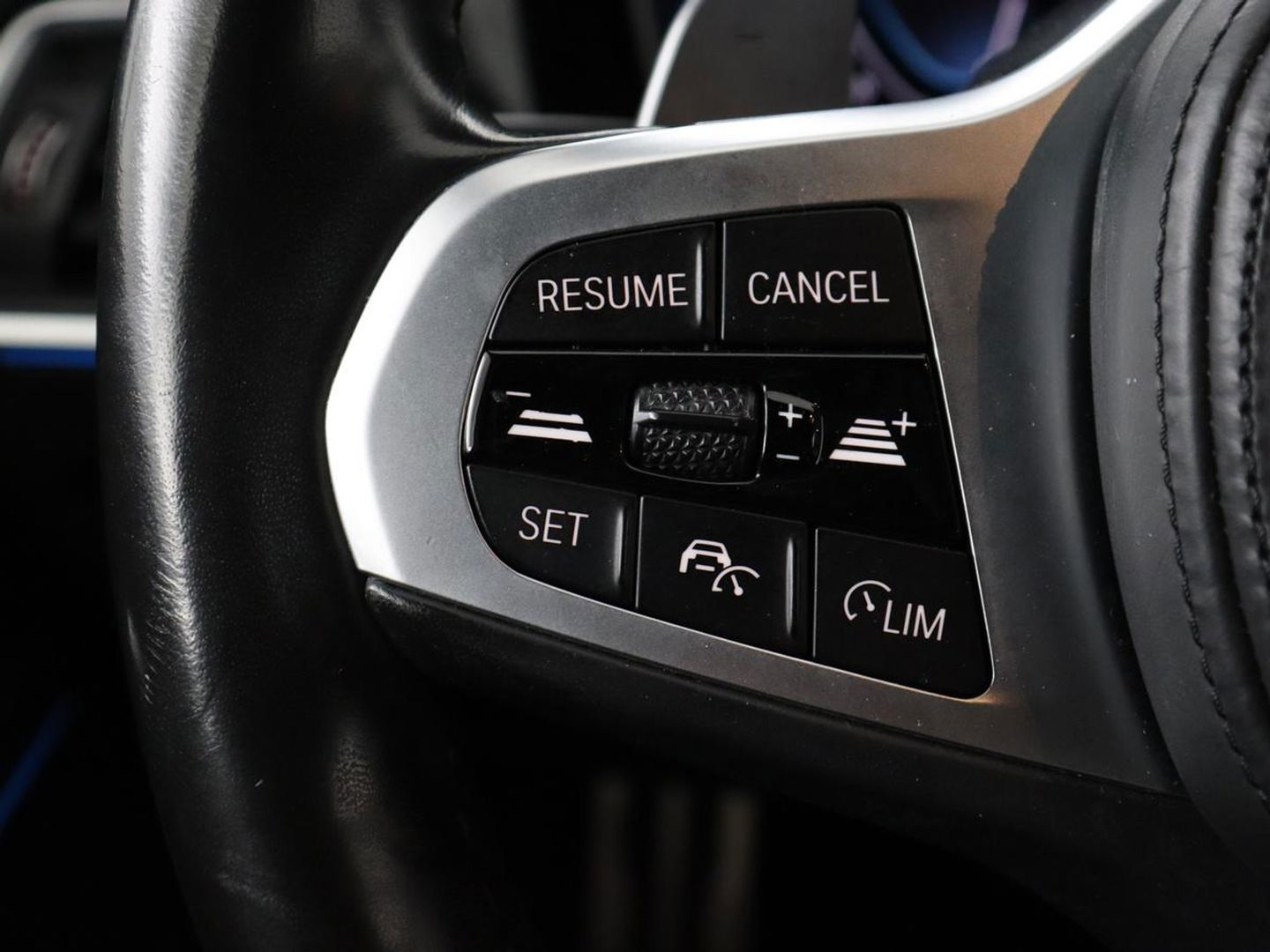 BMW 3-serie 320e M-Sport | Panoramadak | Adaptive cruise | Leder | Trekhaak | Head-Up | Camera | Stoel & stuurverwarming | Carplay | Navigatie | Sfeerverlichting | Live Cockpit