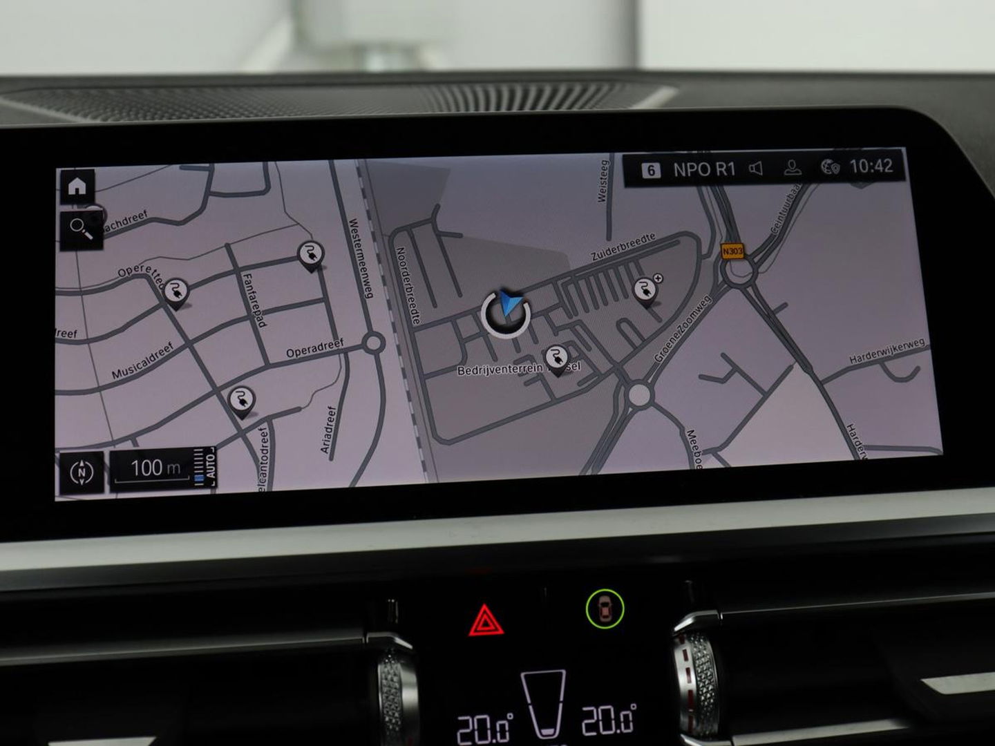 BMW 3-serie 320e M-Sport | Panoramadak | Adaptive cruise | Leder | Trekhaak | Head-Up | Camera | Stoel & stuurverwarming | Carplay | Navigatie | Sfeerverlichting | Live Cockpit