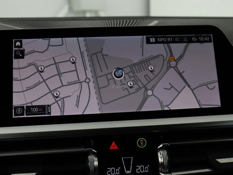 BMW 3-serie 320e M-Sport | Panoramadak | Adaptive cruise | Leder | Trekhaak | Head-Up | Camera | Stoel & stuurverwarming | Carplay | Navigatie | Sfeerverlichting | Live Cockpit