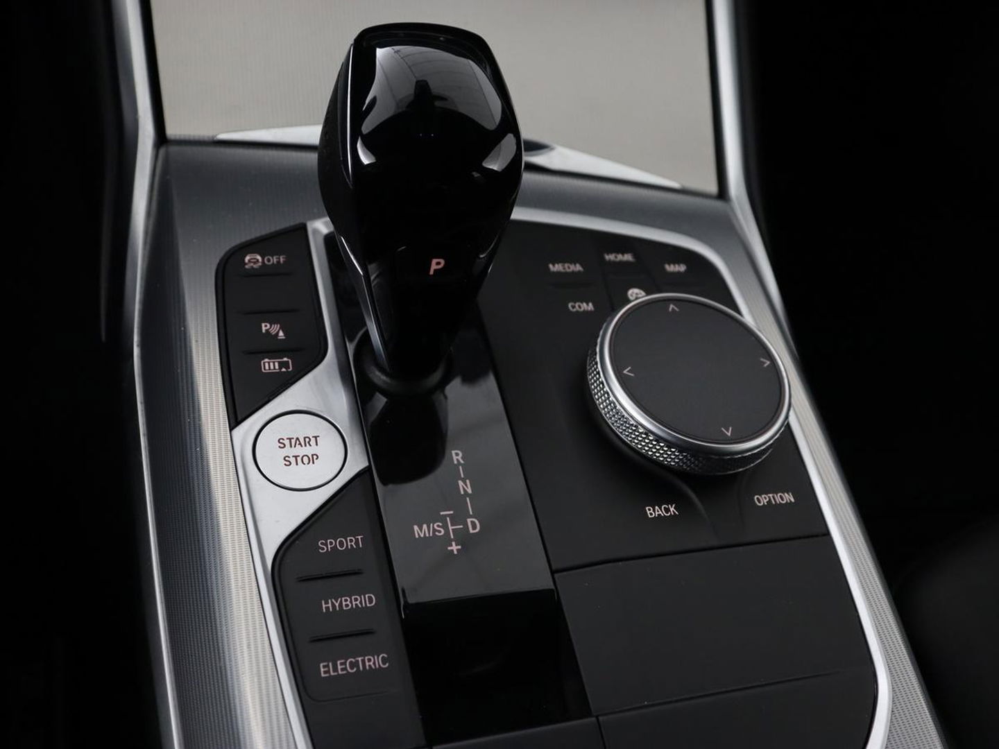 BMW 3-serie 320e M-Sport | Panoramadak | Adaptive cruise | Leder | Trekhaak | Head-Up | Camera | Stoel & stuurverwarming | Carplay | Navigatie | Sfeerverlichting | Live Cockpit