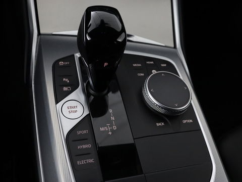 BMW 3-serie 320e M-Sport | Panoramadak | Adaptive cruise | Leder | Trekhaak | Head-Up | Camera | Stoel & stuurverwarming | Carplay | Navigatie | Sfeerverlichting | Live Cockpit