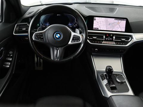 BMW 3-serie 320e M-Sport | Panoramadak | Adaptive cruise | Leder | Trekhaak | Head-Up | Camera | Stoel & stuurverwarming | Carplay | Navigatie | Sfeerverlichting | Live Cockpit