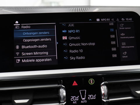 BMW 3-serie 320e M-Sport | Panoramadak | Adaptive cruise | Leder | Trekhaak | Head-Up | Camera | Stoel & stuurverwarming | Carplay | Navigatie | Sfeerverlichting | Live Cockpit