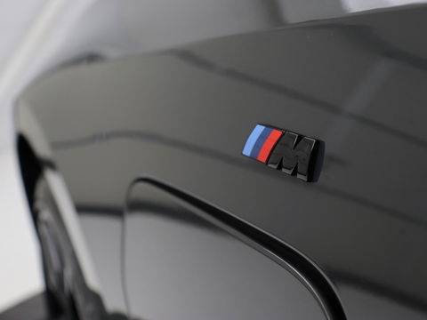 BMW 3-serie 320e M-Sport | Panoramadak | Adaptive cruise | Leder | Trekhaak | Head-Up | Camera | Stoel & stuurverwarming | Carplay | Navigatie | Sfeerverlichting | Live Cockpit