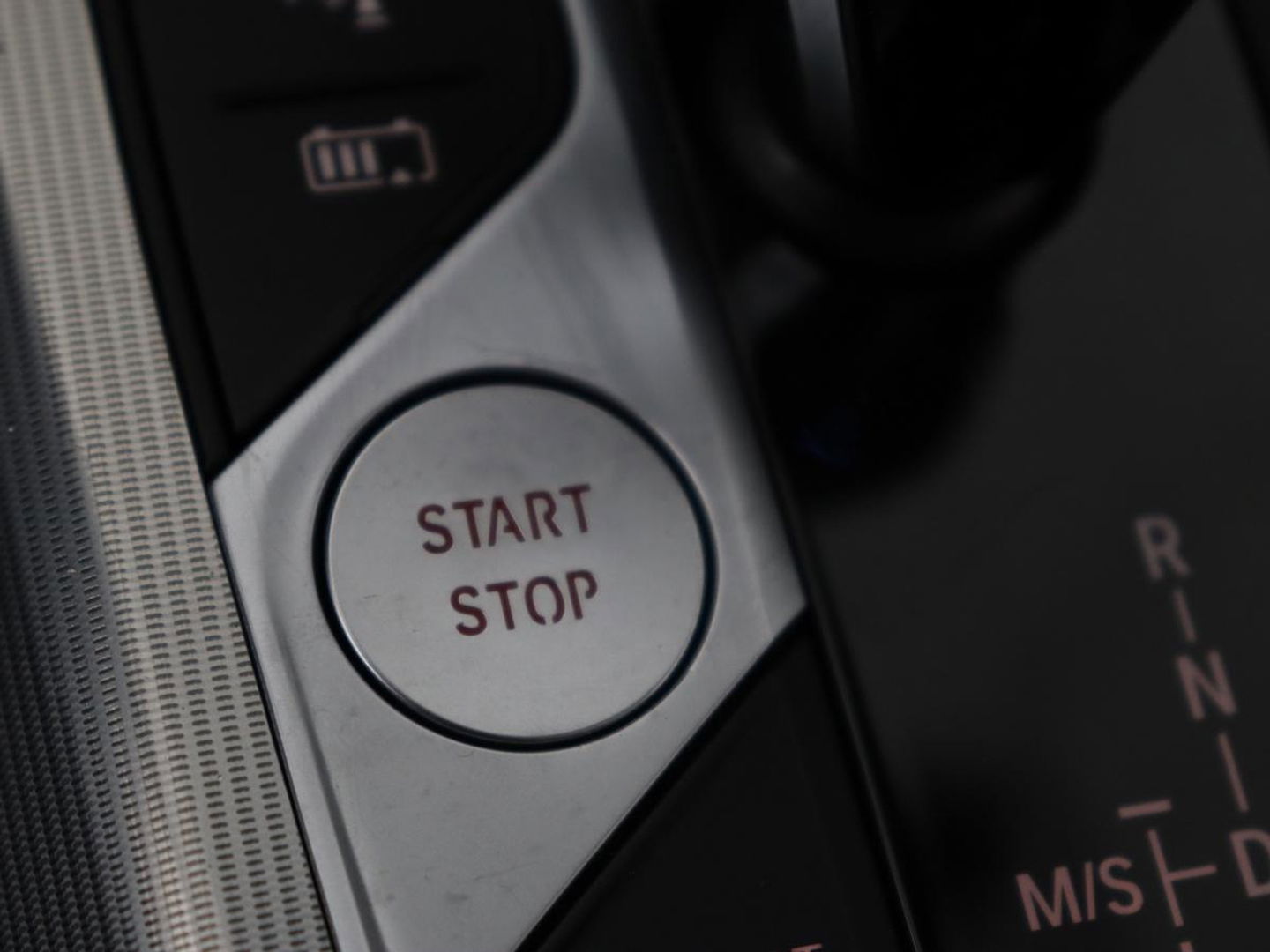 BMW 3-serie 320e M-Sport | Panoramadak | Adaptive cruise | Leder | Trekhaak | Head-Up | Camera | Stoel & stuurverwarming | Carplay | Navigatie | Sfeerverlichting | Live Cockpit