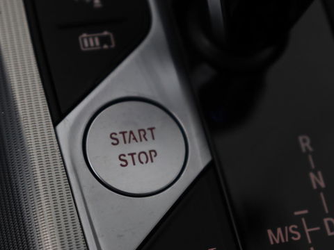 BMW 3-serie 320e M-Sport | Panoramadak | Adaptive cruise | Leder | Trekhaak | Head-Up | Camera | Stoel & stuurverwarming | Carplay | Navigatie | Sfeerverlichting | Live Cockpit
