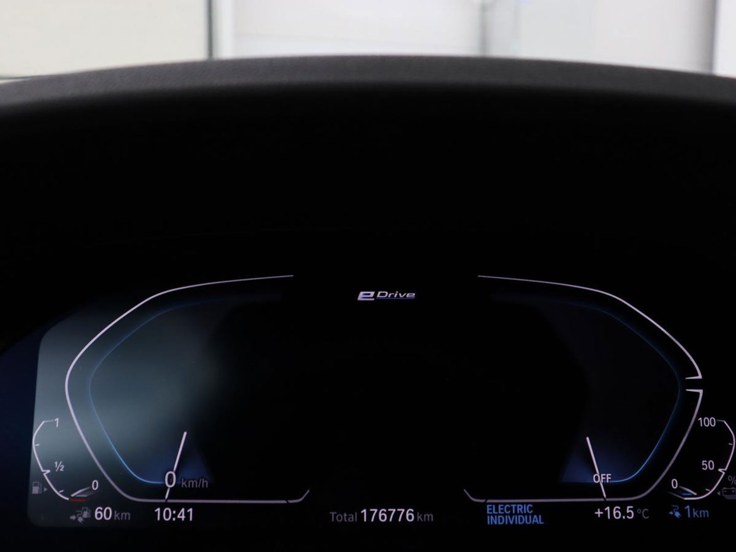 BMW 3-serie 320e M-Sport | Panoramadak | Adaptive cruise | Leder | Trekhaak | Head-Up | Camera | Stoel & stuurverwarming | Carplay | Navigatie | Sfeerverlichting | Live Cockpit